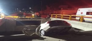 Automóvil es abandonado en un canal del fraccionamiento Chulavista