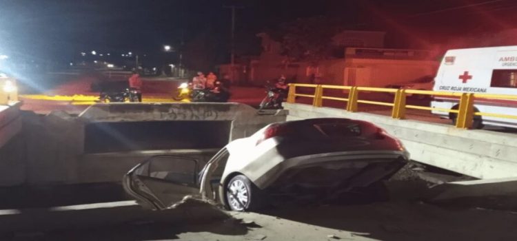 Automóvil es abandonado en un canal del fraccionamiento Chulavista