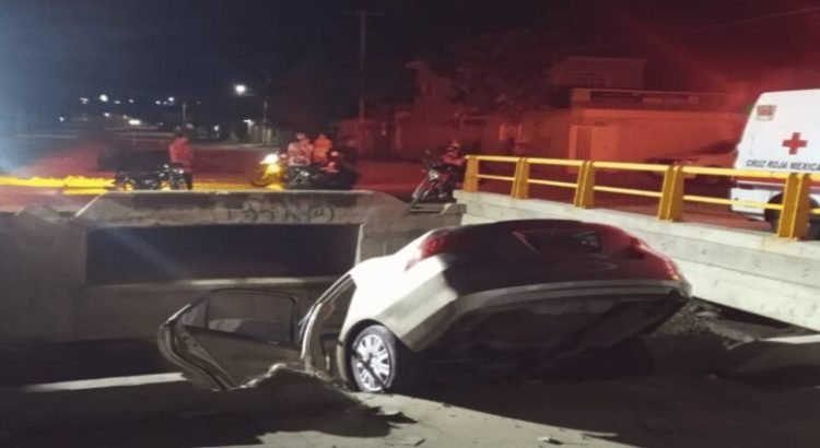 Automóvil es abandonado en un canal del fraccionamiento Chulavista