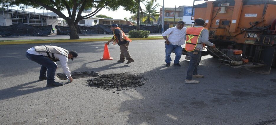 Realizan bacheo en 5 sectores de Culiacán