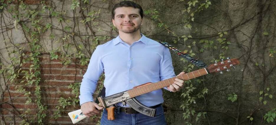 Alonso Ramírez Reyes posa en redes con un rifle falso