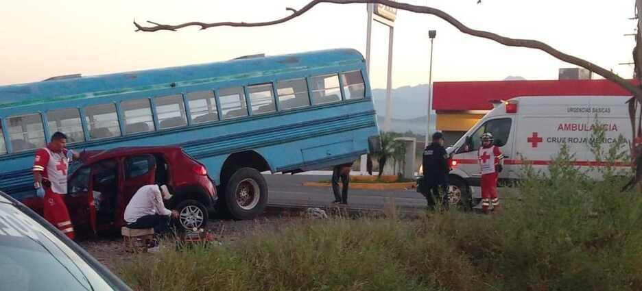 Una mujer pierde la vida en accidente entre camión de personal y un automóvil