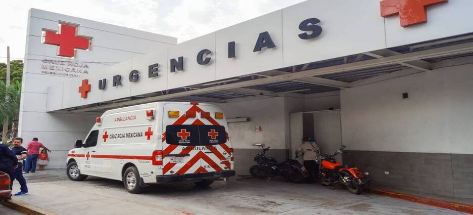 Camión del transporte urbano cayó en una zanja