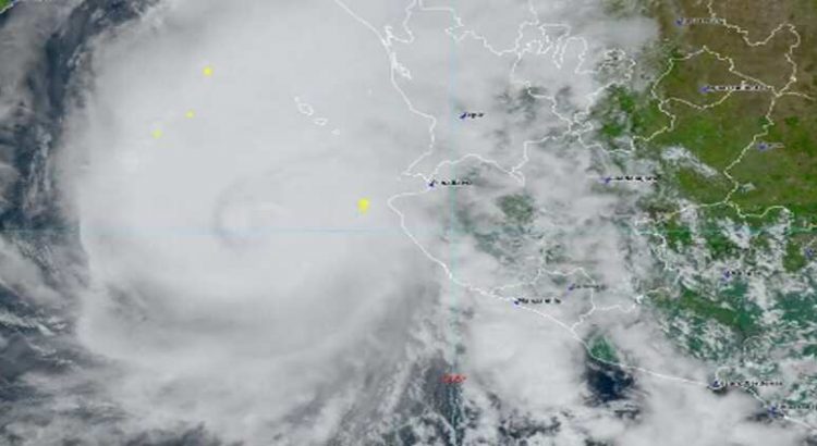 El huracán Orlene toca tierra en Sinaloa