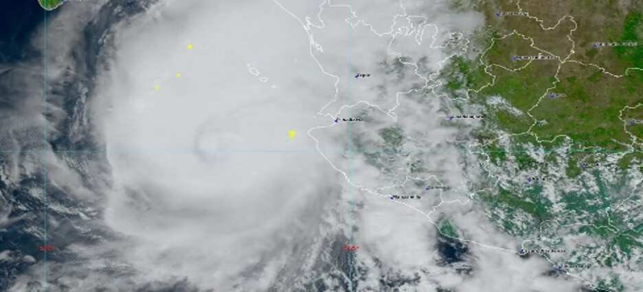 El huracán Orlene toca tierra en Sinaloa