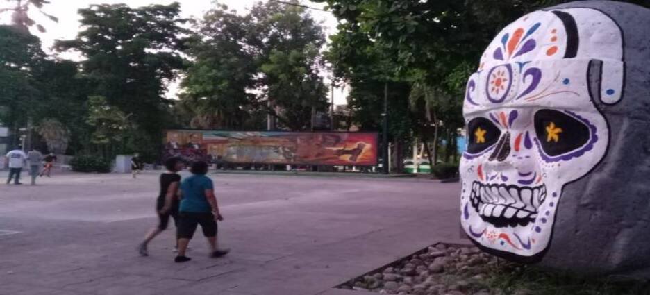 Cabeza Olmeca de Culiacán es decorada por el día de muertos