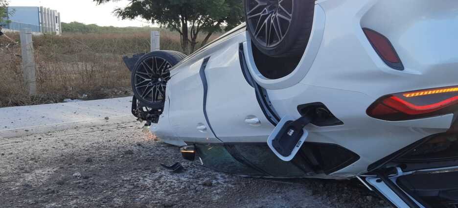 Una pareja termina lesionada luego de que su vehículo terminó volcado