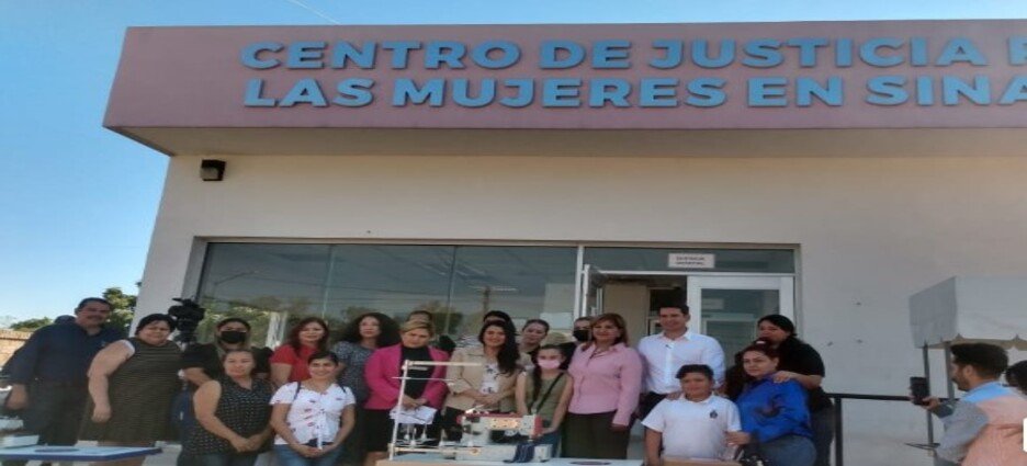 La sedeco entrega equipos a mujeres de policías caídos