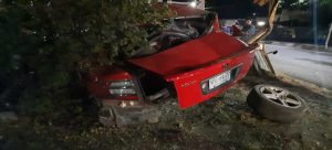 Un automóvil se impacta contra una torre de cables de alta tensión