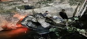 Jóvenes terminan al interior de un canal