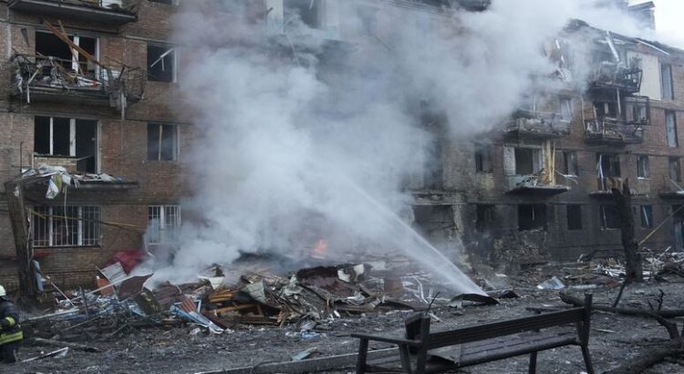 Nuevos bombardeos rusos a Ucrania dejan una decena de muertos