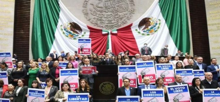 Opositores rechazan reforma electoral; pero se aprueba plan b de AMLO