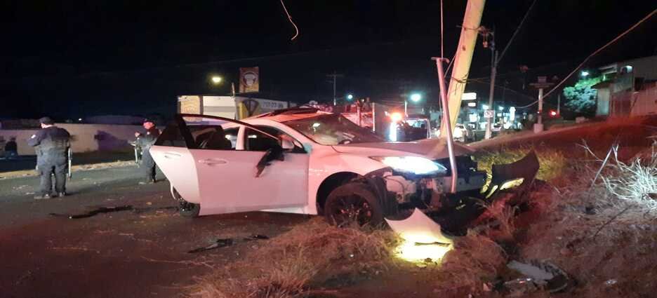 Conductor se impactó contra poste de concreto