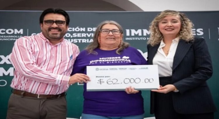 Entregan créditos de Bienestar a emprendedoras