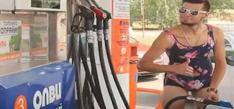 Ofreció gasolinera combustible gratis a quienes llegaran en bikini Ofreció gasolinera combustible gratis a quienes llegaran en bikini