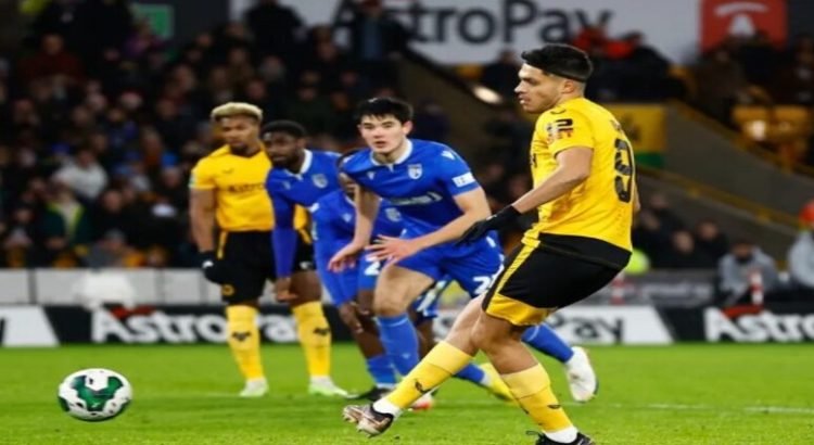 Raúl Jiménez anota en la Carabao Cup