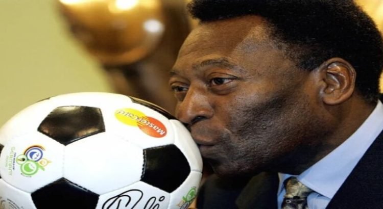 Se reúnen en el hospital Familiares de Pelé para acompañarlo en Navidad