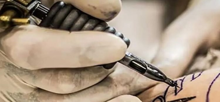 Se tatuó el nombre de su novia… en el pene