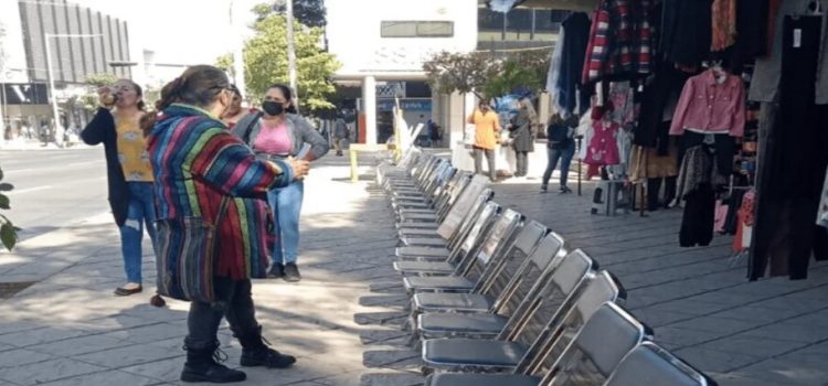 Colocan sillas vacías para recordar a los desaparecidos