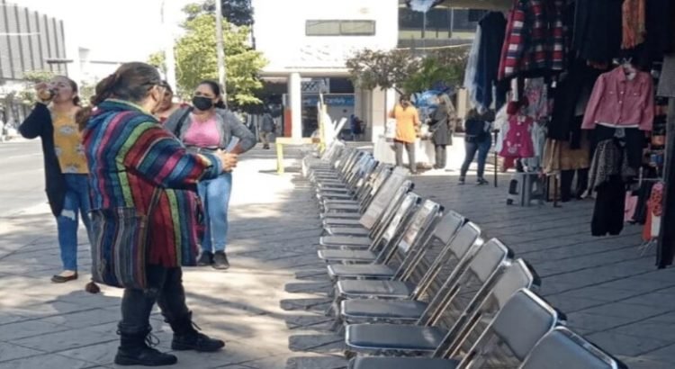 Colocan sillas vacías para recordar a los desaparecidos
