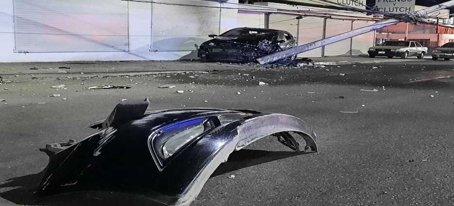 Vehículo se estrella contra poste de la CFE