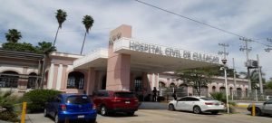 Hombre ingresa al Hospital Civil por quemaduras en las manos