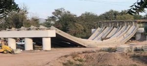 El puente El Quelite, se cae por una mala maniobra
