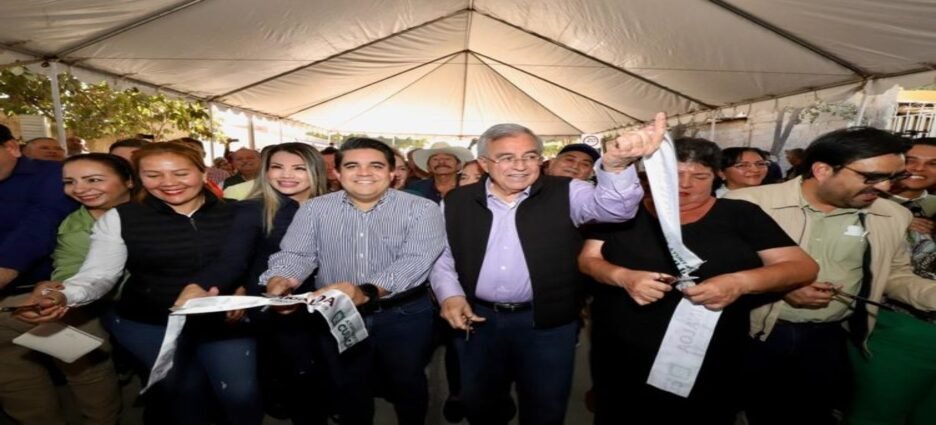 El gobernador y el alcalde de Culiacán inauguran la pavimentación de Aguaruto