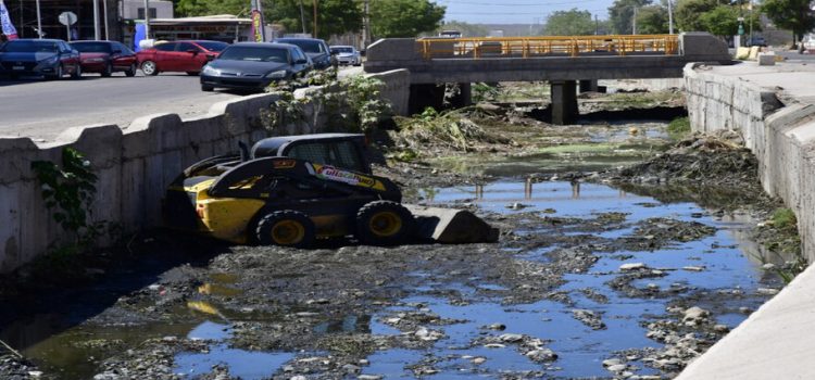 Previo a la temporada de lluvias realizan limpieza de arroyos y canales