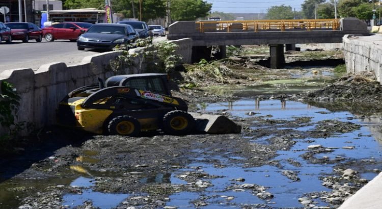 Previo a la temporada de lluvias realizan limpieza de arroyos y canales