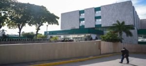 Empleada termina con la mano atorada en una maquina