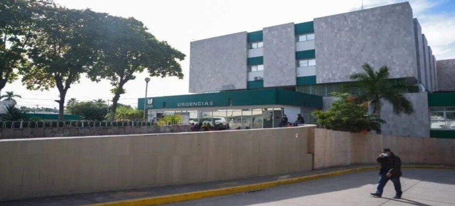 Empleada termina con la mano atorada en una maquina