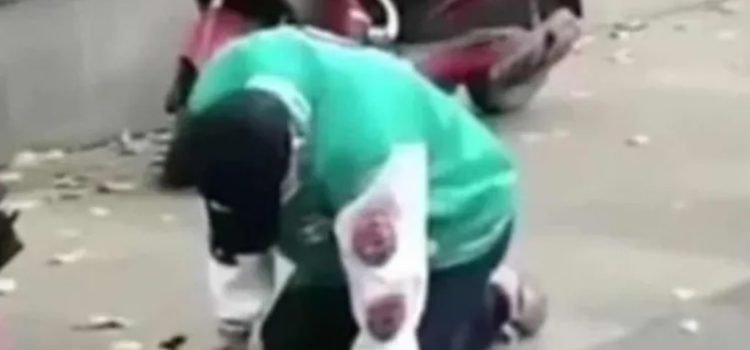Arrodillado por 21 horas, pidió perdón a su ex Arrodillado por 21 horas, pidió perdón a su ex