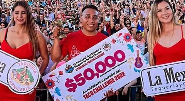 Le bastaron 2 minutos para comerse 50 tacos