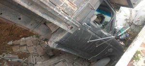 Camioneta se va contra la barda de un domicilio