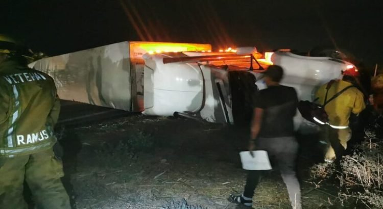 Aparatosa volcadura sobre la carretera México 15