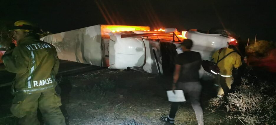Aparatosa volcadura sobre la carretera México 15