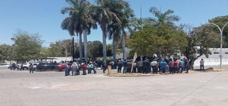 Productores de Sinaloa tomaron las instalaciones de Pemex en Culiacán