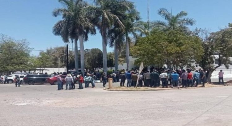 Productores de Sinaloa tomaron las instalaciones de Pemex en Culiacán