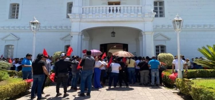 Antorchistas se manifestaron ante el Palacio Municipal para exigir viviendas