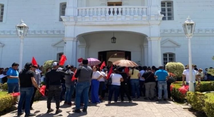 Antorchistas se manifestaron ante el Palacio Municipal para exigir viviendas