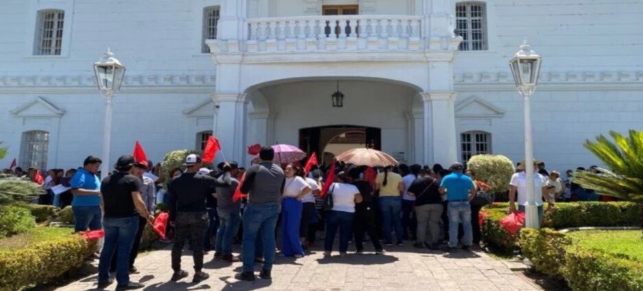 Antorchistas se manifestaron ante el Palacio Municipal para exigir viviendas