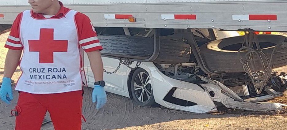 Tráiler prensó un automóvil junto a sus ocupantes