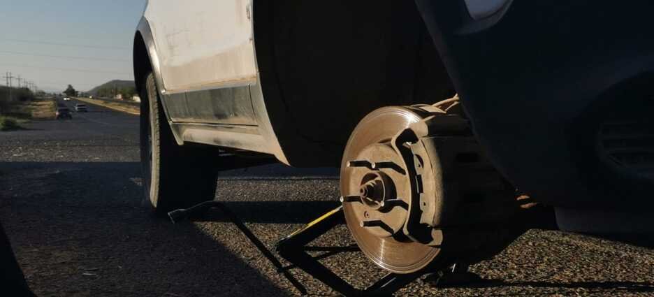 Arrojan ponchallantas en la carretera Internacional México 15