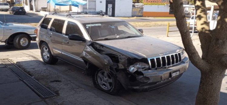 Camioneta se impacta contra un local en el fraccionamiento Alturas del Sur