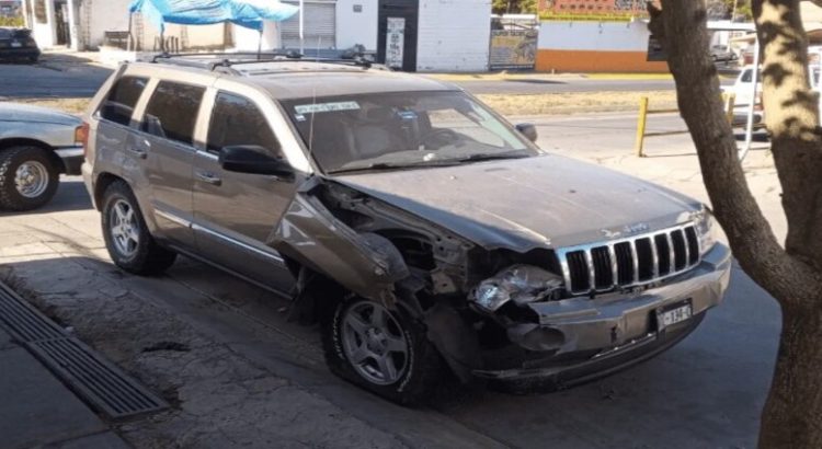 Camioneta se impacta contra un local en el fraccionamiento Alturas del Sur