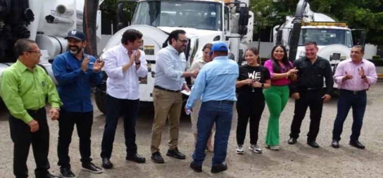 Ayuntamiento entrega tres camiones a Japac