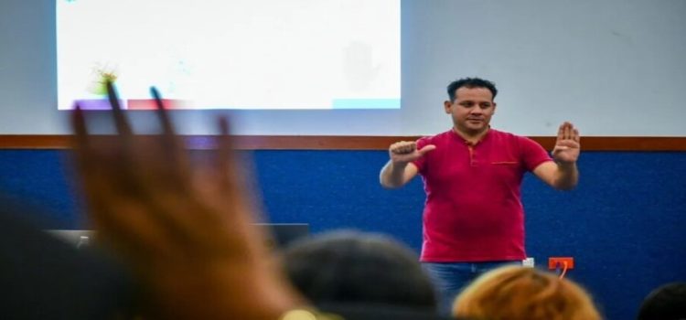 Imparten a trabajadores del DIF Culiacán curso básico de Lengua de Señas Mexicana