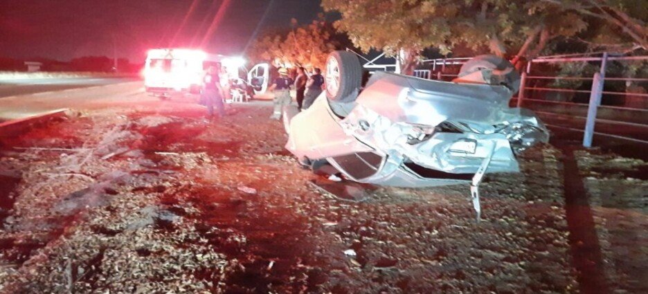Automóvil termina volcado en la carretera México 15 libre al norte de Culiacán
