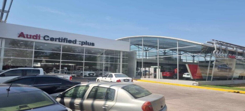 Jóvenes roban automóvil de lujo de una agencia de autos